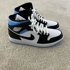 AIR JORDAN 1 MID WMNS
"BLACK / WHITE / UNIVERSITY BLUE
